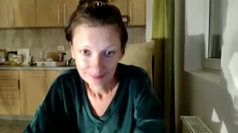 Snapshot of bebacksooon chatting on 09-29-25, 05:40 Raluca online show from 09-29-25, 05:40