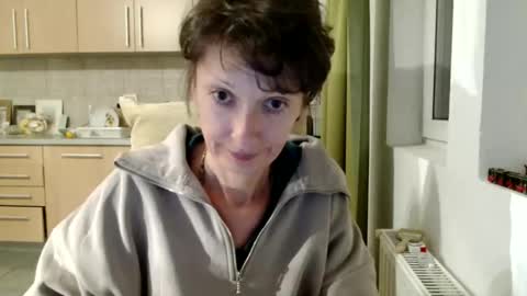 Snapshot of bebacksooon chatting on 10-02-25, 06:48 Raluca online show from 10-02-25, 06:48