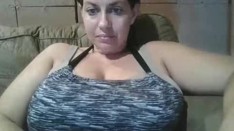 Snapshot of beccabee37 chatting on 10-21-25, 11:16 beccabee37 online show from 10-21-25, 11:16