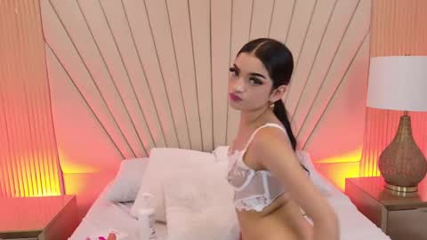 Snapshot of becky_gb chatting on 09-18-25, 08:11 Laura Tobon online show from 09-18-25, 08:11