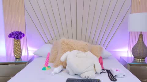 Snapshot of becky_gb chatting on 09-30-25, 08:47 Laura Tobon online show from 09-30-25, 08:47