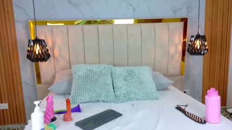 Snapshot of becky_gb chatting on 10-20-25, 05:02 Laura Tobon online show from 10-20-25, 05:02