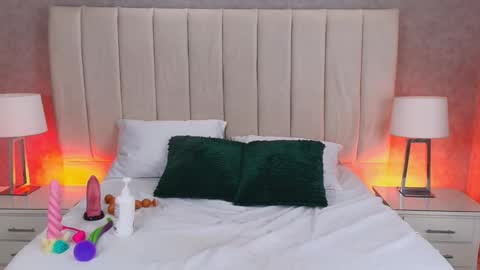 Snapshot of becky_gb chatting on 10-25-25, 08:36 Laura Tobon online show from 10-25-25, 08:36