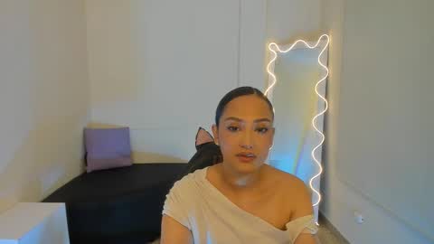 BELLA online show from 09-10-25, 01:33