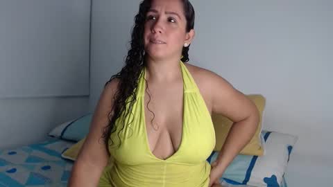 Snapshot of bela_hadid05 chatting on 10-14-25, 12:22 hadid online show from 10-14-25, 12:22