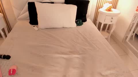 Snapshot of belacampbell chatting on 10-15-25, 06:35 Bela online show from 10-15-25, 06:35