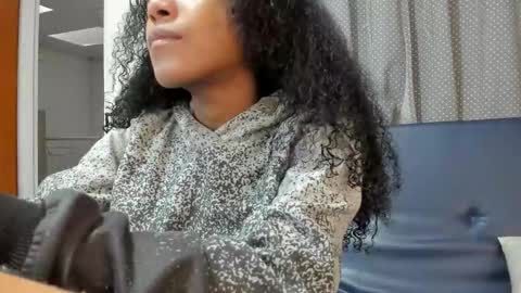 Snapshot of belen10 chatting on 09-19-25, 11:33 Belen  online show from 09-19-25, 11:33