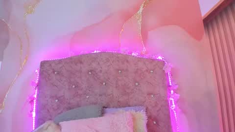 Snapshot of bella__sweets chatting on 03-09-25, 01:14 Melanie online show from 03-09-25, 01:14