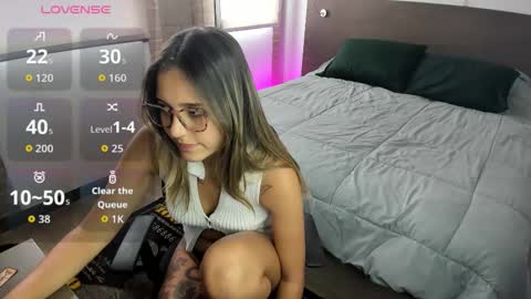 Snapshot of bella_blue_ chatting on 10-15-25, 06:30 bella_blue_ online show from 10-15-25, 06:30