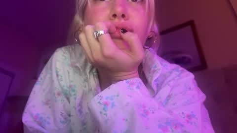 Snapshot of bella_christian chatting on 02-10-25, 04:52 Bella Baby online show from 02-10-25, 04:52