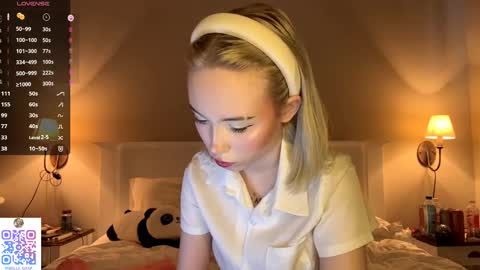 Snapshot of bella_gasp chatting on 09-23-25, 09:23 Jane online show from 09-23-25, 09:23