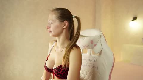 bella_li__ online show from 10-14-25, 01:17