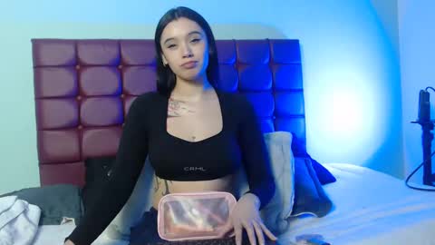 Snapshot of bella_lr chatting on 11-05-25, 02:11 Valentina online show from 11-05-25, 02:11