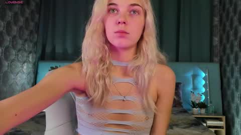 Snapshot of bella_stewartt chatting on 09-18-25, 12:01 Bella online show from 09-18-25, 12:01