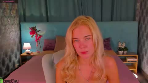 Snapshot of bella_stewartt chatting on 09-22-25, 12:01 Bella online show from 09-22-25, 12:01