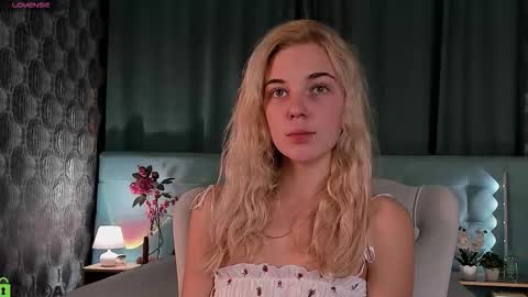 Snapshot of bella_stewartt chatting on 09-24-25, 12:03 Bella online show from 09-24-25, 12:03