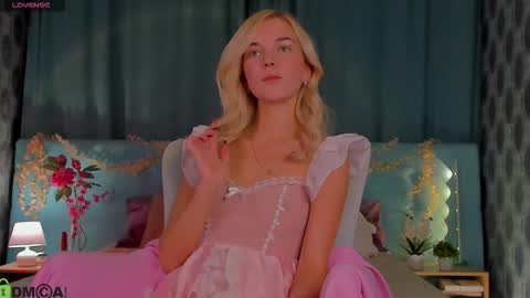 Snapshot of bella_stewartt chatting on 10-09-25, 12:30 Bella online show from 10-09-25, 12:30
