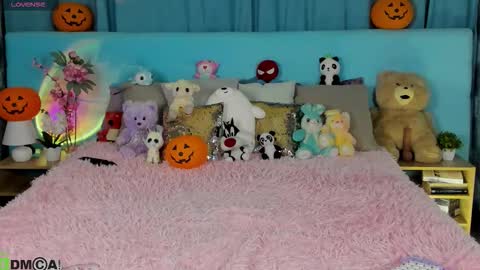 Snapshot of bella_stewartt chatting on 10-28-25, 12:14 Bella online show from 10-28-25, 12:14