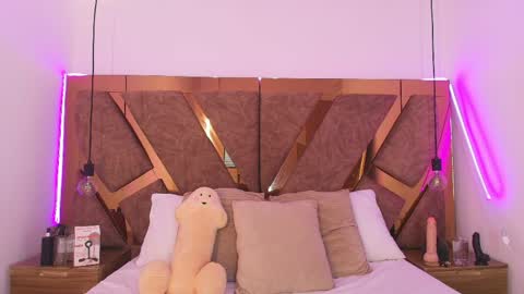 Bella Swwan  online show from 05-10-26, 06:57