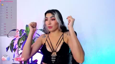 Snapshot of bella_thorne3 chatting on 12-06-24, 08:18 Bella online show from 12-06-24, 08:18