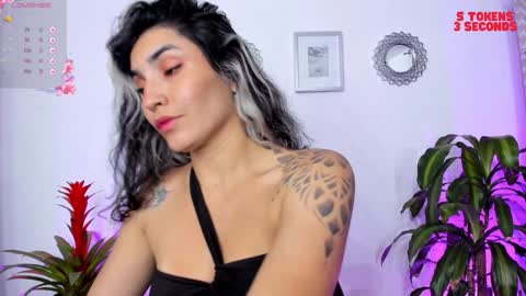 Snapshot of bella_thorne3 chatting on 01-08-25, 02:25 Bella online show from 01-08-25, 02:25