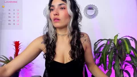 Snapshot of bella_thorne3 chatting on 01-17-25, 11:40 Bella online show from 01-17-25, 11:40