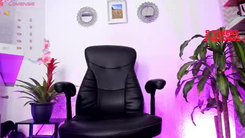 Snapshot of bella_thorne3 chatting on 02-12-25, 11:51 Bella online show from 02-12-25, 11:51