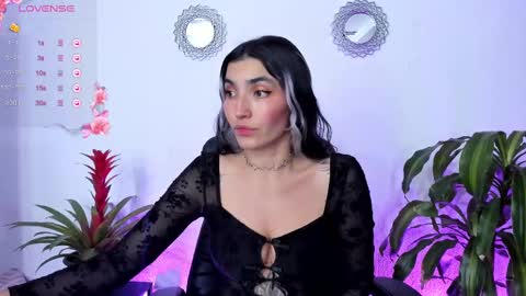 Snapshot of bella_thorne3 chatting on 03-08-25, 02:01 Bella online show from 03-08-25, 02:01