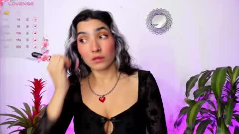 Snapshot of bella_thorne3 chatting on 03-12-25, 02:09 Bella online show from 03-12-25, 02:09