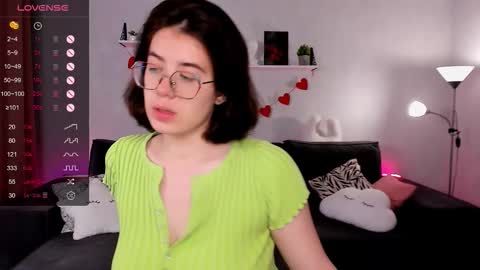 Snapshot of bellacaress chatting on 09-11-25, 02:33 hello guys im Bella online show from 09-11-25, 02:33