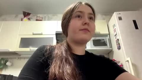 Snapshot of bellahadid8 chatting on 12-16-25, 06:24 Charming Hamster online show from 12-16-25, 06:24