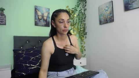 Bella online show from 10-25-25, 03:07