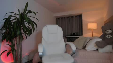 Snapshot of bellamia_ chatting on 02-15-25, 04:14 Bella Mia online show from 02-15-25, 04:14