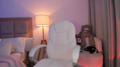 Snapshot of bellamia_ chatting on 10-04-25, 11:58 Bella Mia online show from 10-04-25, 11:58