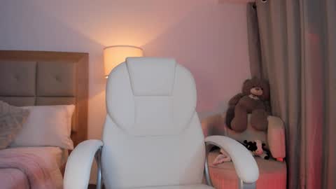 Snapshot of bellamia_ chatting on 10-16-25, 01:17 Bella Mia online show from 10-16-25, 01:17