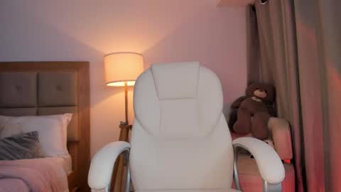 Snapshot of bellamia_ chatting on 10-17-25, 03:53 Bella Mia online show from 10-17-25, 03:53