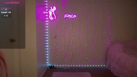 Snapshot of bellamonroee chatting on 05-16-26, 04:42 Bella Monroe online show from 05-16-26, 04:42