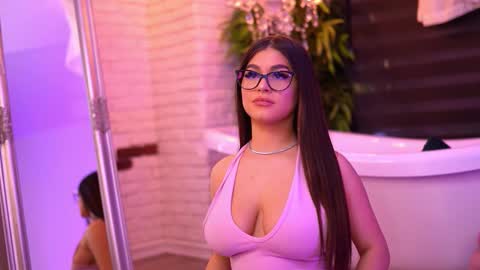 Snapshot of bellanoirre chatting on 10-08-25, 05:10 Bella online show from 10-08-25, 05:10