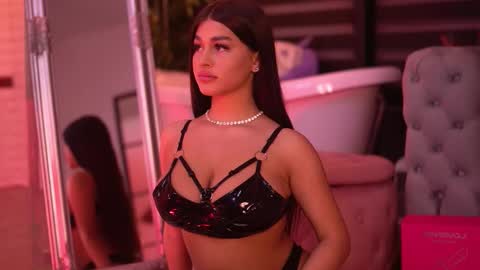 Snapshot of bellanoirre chatting on 11-28-25, 06:32 Bella online show from 11-28-25, 06:32