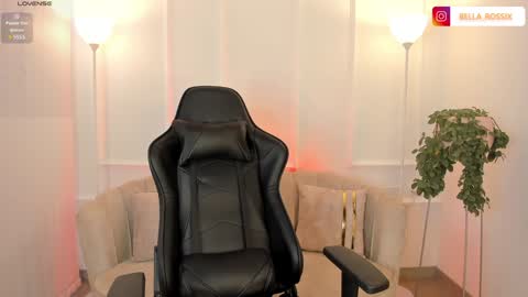 Snapshot of bellarossii chatting on 02-06-25, 02:15 CALL ME BELLA online show from 02-06-25, 02:15