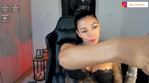 Snapshot of bellarossii chatting on 12-18-25, 01:11 CALL ME BELLA online show from 12-18-25, 01:11