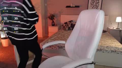 Bella online show from 10-21-25, 01:06