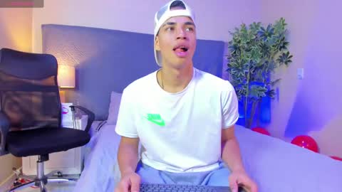 Snapshot of benjamin_more chatting on 02-18-25, 01:21 BENJAMIN online show from 02-18-25, 01:21