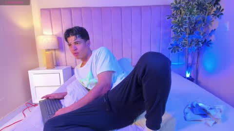 Snapshot of benjamin_more chatting on 02-25-25, 07:20 BENJAMIN online show from 02-25-25, 07:20