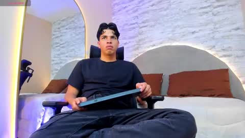 Snapshot of benjamin_more chatting on 02-28-25, 07:14 BENJAMIN online show from 02-28-25, 07:14