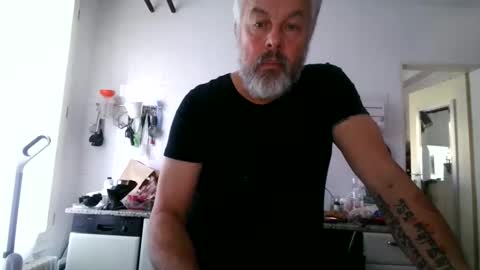 Snapshot of berg_boy chatting on 12-15-25, 09:13 Martin online show from 12-15-25, 09:13