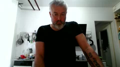 Snapshot of berg_boy chatting on 02-11-26, 09:03 Martin online show from 02-11-26, 09:03
