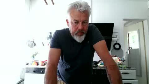 Snapshot of berg_boy chatting on 04-24-26, 03:36 Martin online show from 04-24-26, 03:36