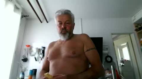 Snapshot of berg_boy chatting on 05-09-26, 05:56 Martin online show from 05-09-26, 05:56
