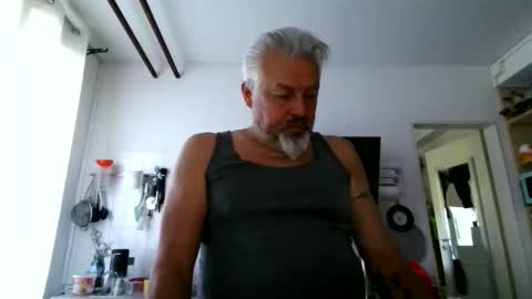 Snapshot of berg_boy chatting on 05-16-26, 08:33 Martin online show from 05-16-26, 08:33